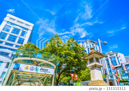 日本の東京都市景観 東京・表参道の緑溢れる並木や表参道交差点前の東京メトロ 表参道駅などを望む 131315311