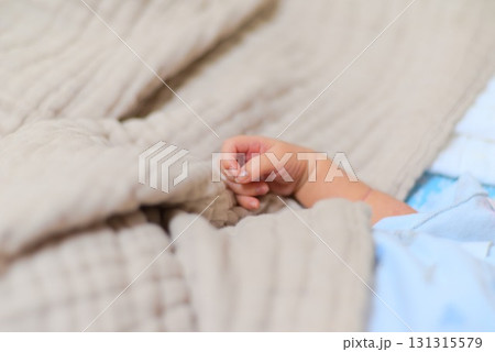 赤ちゃんの手とブランケットのクローズアップ 131315579