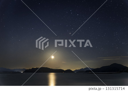 瀬戸内の冬の星景 昇る月とさそり座 瀬戸内の冬の星景 昇る月とさそり座 131315714