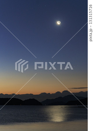 瀬戸内の冬の星景 夜明けの空の逆三日月 瀬戸内の冬の星景 夜明けの空の逆三日月 131315716