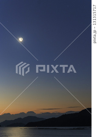 瀬戸内の冬の星景　夜明けの空の逆三日月 131315717