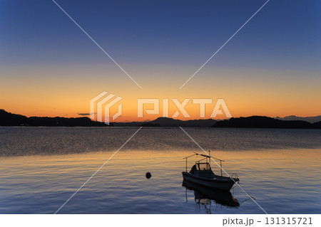 瀬戸内の漁港　朝焼けの景色 131315721