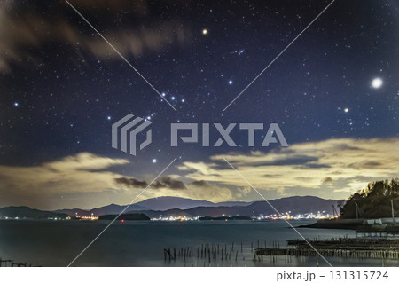 冬の星景色西に傾くオリオン座 131315724