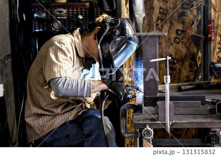 溶接をする人 溶接をする人 131315832