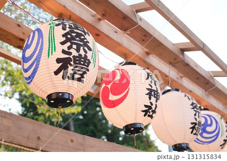 神社の祭礼を彩る提灯の列 131315834