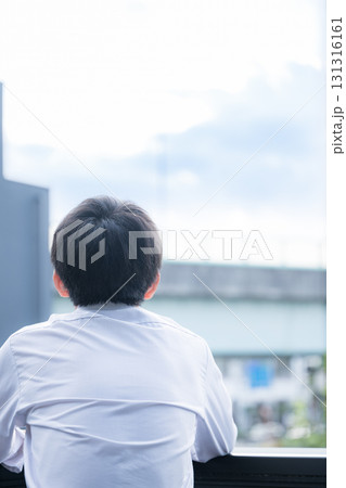 空を見上げる受験や未来や進路について考える少年 131316161