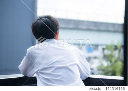 空を見上げる受験や未来や進路について考える少年 空を見上げる受験や未来や進路について考える少年 131316166