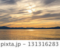 夕日が沈む海 131316283