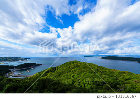 朝日を受けて光り輝く和歌山紀淡海峡　朝日を全面に受ける深山と晴れ間が覗く空② 131316367