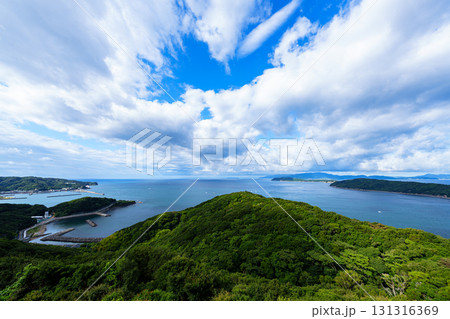 朝日を受けて光り輝く和歌山紀淡海峡 大海原と晴れ間の覗く空② 朝日を受けて光り輝く和歌山紀淡海峡 大海原と晴れ間の覗く空② 131316369