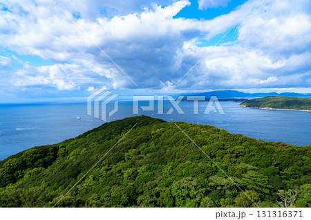 朝日を受けて光り輝く和歌山紀淡海峡　朝日を全面に受ける深山と晴れ間が覗く空① 131316371