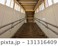 古い木造の登り階段 131316409