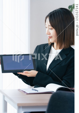 タブレットを見せるビジネスウーマン 131317141