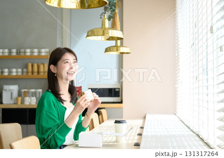 カフェでサンドイッチを食べる女性 131317264