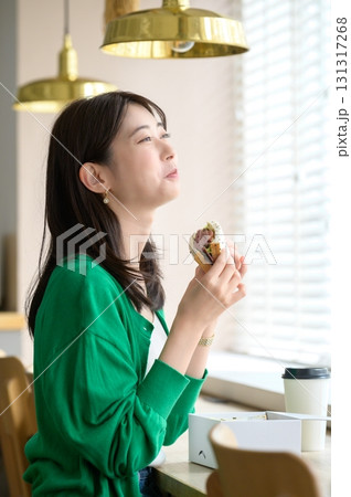 カフェでサンドイッチを食べる女性 131317268