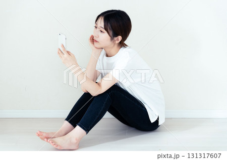 スマホを使う女性 131317607