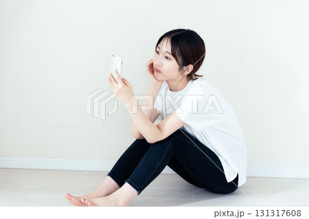 スマホを使う女性 131317608