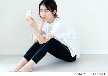 スマホを使う女性 スマホを使う女性 131317611