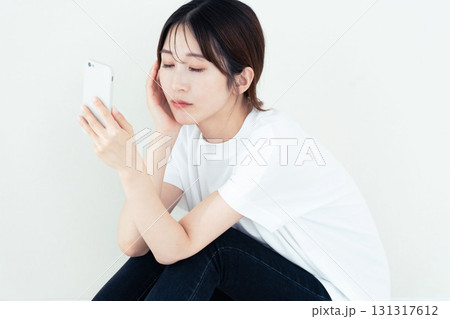 スマホを使う女性 131317612