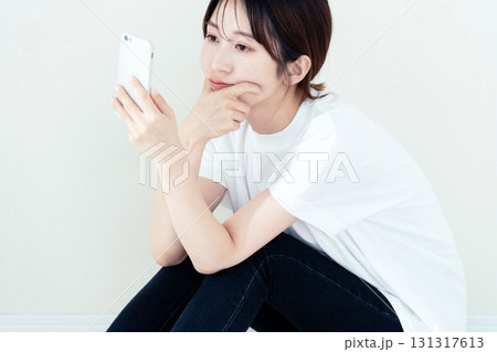 スマホを使う女性 スマホを使う女性 131317613