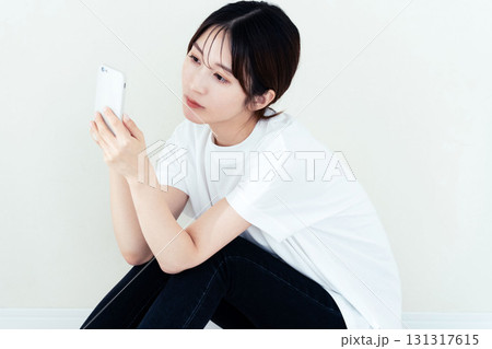 スマホを使う女性 131317615