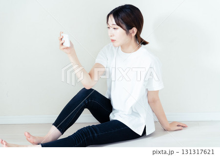 スマホを使う女性 スマホを使う女性 131317621