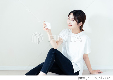 スマホを使う女性 スマホを使う女性 131317752