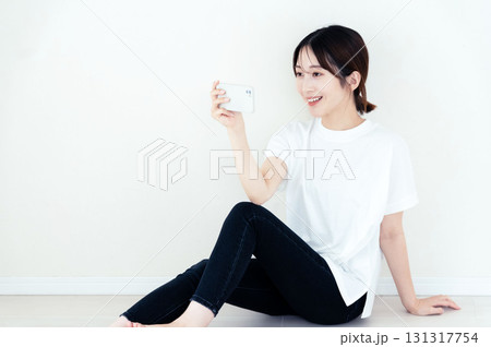 スマホを使う女性 131317754