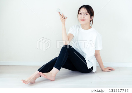 スマホを使う女性 131317755