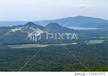 摩周湖第三展望台から望む硫黄山　屈斜路湖 131317771