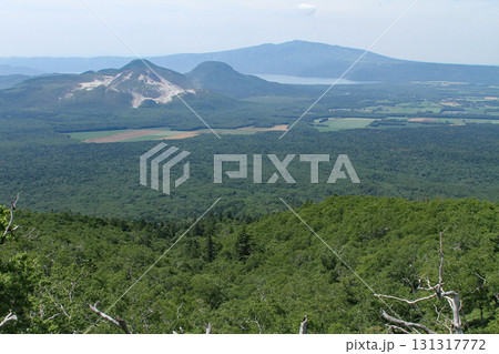 摩周湖第三展望台から望む硫黄山　屈斜路湖 131317772