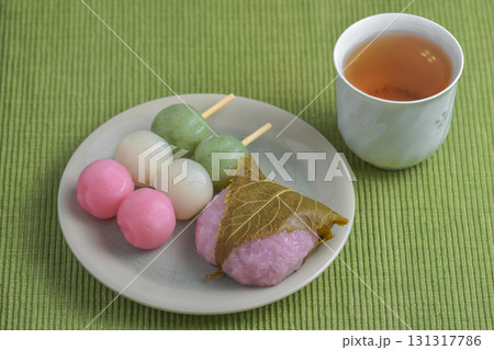 春の味覚 桜餅と三食だんご 春の味覚 桜餅と三食だんご 131317786