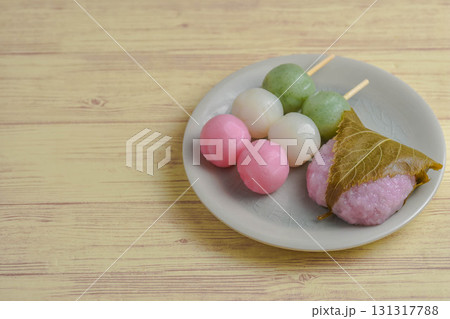 春の味覚 桜餅と三食だんご 春の味覚 桜餅と三食だんご 131317788