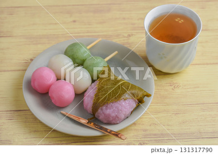春の味覚　桜餅と三食だんご 131317790