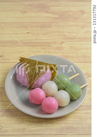 春の味覚 桜餅と三食だんご 春の味覚 桜餅と三食だんご 131317792