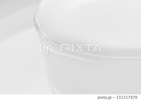 あふれそうなほど水が入ったグラス　モノクローム 131317870