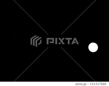 漆黒の夜空に並ぶ月と火星 131317880