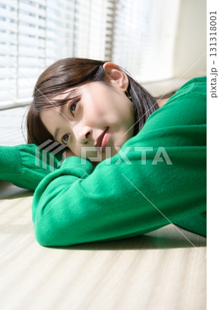 日差しを浴びながら寝る女性 131318001