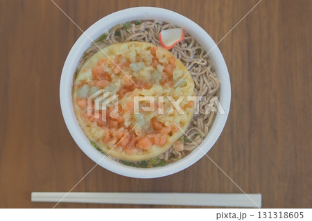 お湯を入れたインスタントの天ぷらそば 131318605