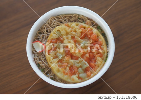 お湯を入れたインスタントの天ぷらそば 131318606