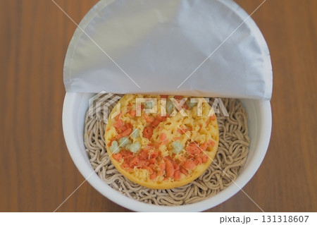 インスタントの天ぷらそば（お湯を入れる前） 131318607