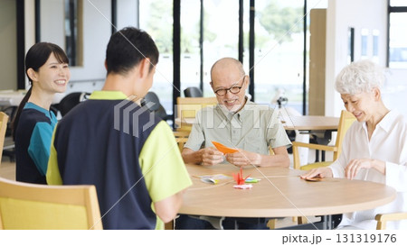 介護施設で折り紙を折るアジア人高齢者 介護施設で折り紙を折るアジア人高齢者 131319176