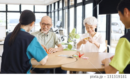介護施設で折り紙を折るアジア人高齢者 131319181