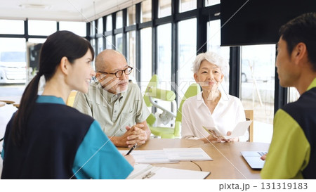 介護施設の説明を受けるアジア人高齢者 131319183