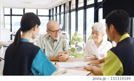 介護施設の説明を受けるアジア人高齢者 131319184