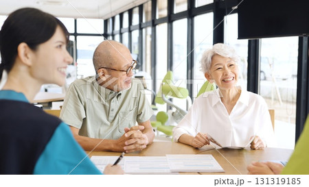 介護施設の説明を受けるアジア人高齢者 131319185
