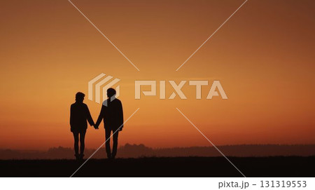 夕陽に手をつなぐ二人のシルエット 夕陽に手をつなぐ二人のシルエット 131319553