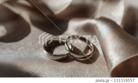 リングとサテンリボンのシンプル静物 131319557