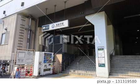 都営三田線の高島平駅、東口南側出入口 都営三田線の高島平駅、東口南側出入口 131319580