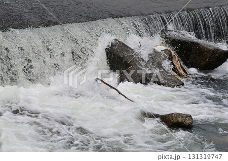 河川の氾濫・増水　溢水　越水　A river overflows 131319747